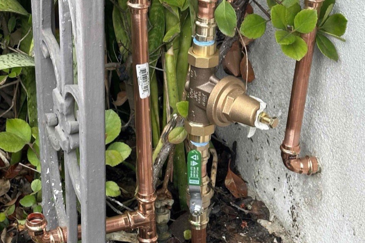 Exterior copper plumbing and shutoff assembly